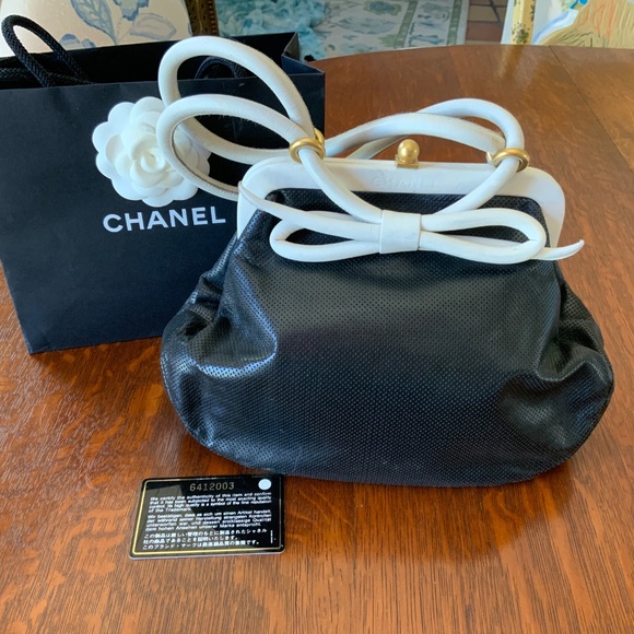 CHANEL PERFORATED KISS TOP CLOSURE BOW BLACK HANDBAG - Picture 2 of 14